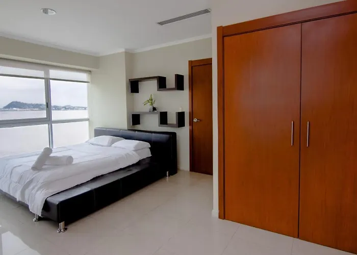 Riverfront I 1, Piso 4, Suite Vista Al Rio, Puerto Santa Ana, Guayaquil