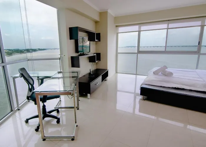Riverfront I 2, Piso 4, Suite Vista Al Rio, Puerto Santa Ana, Guayaquil